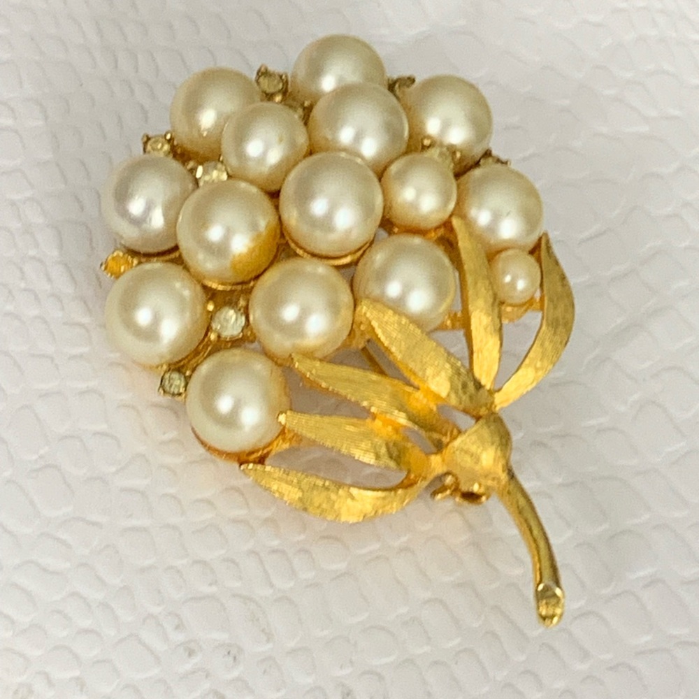 Vintage USNER Gold Tone Faux  Pearl Pin Rhinestone Brooch 2"×1.5"